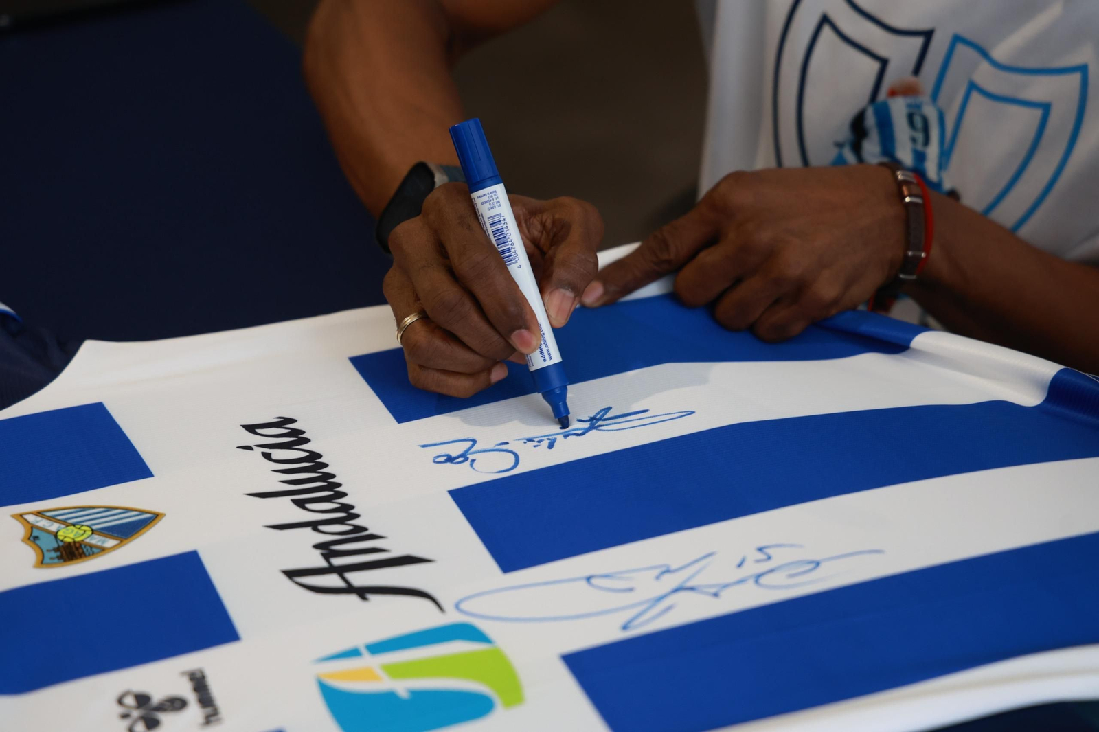 Dely Valdés y Darío Silva firman la camiseta retro del Málaga CF a los aficionados