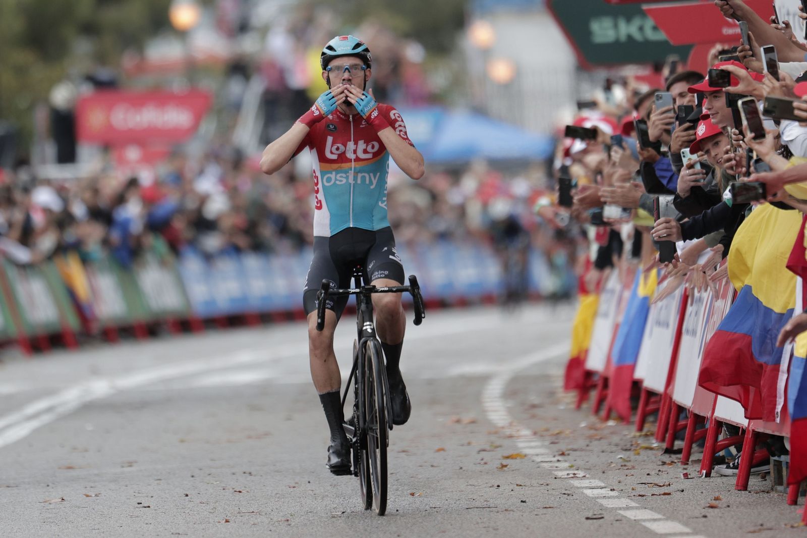 Andreas Kron entra en la meta en el Castillo de Montjuïc.