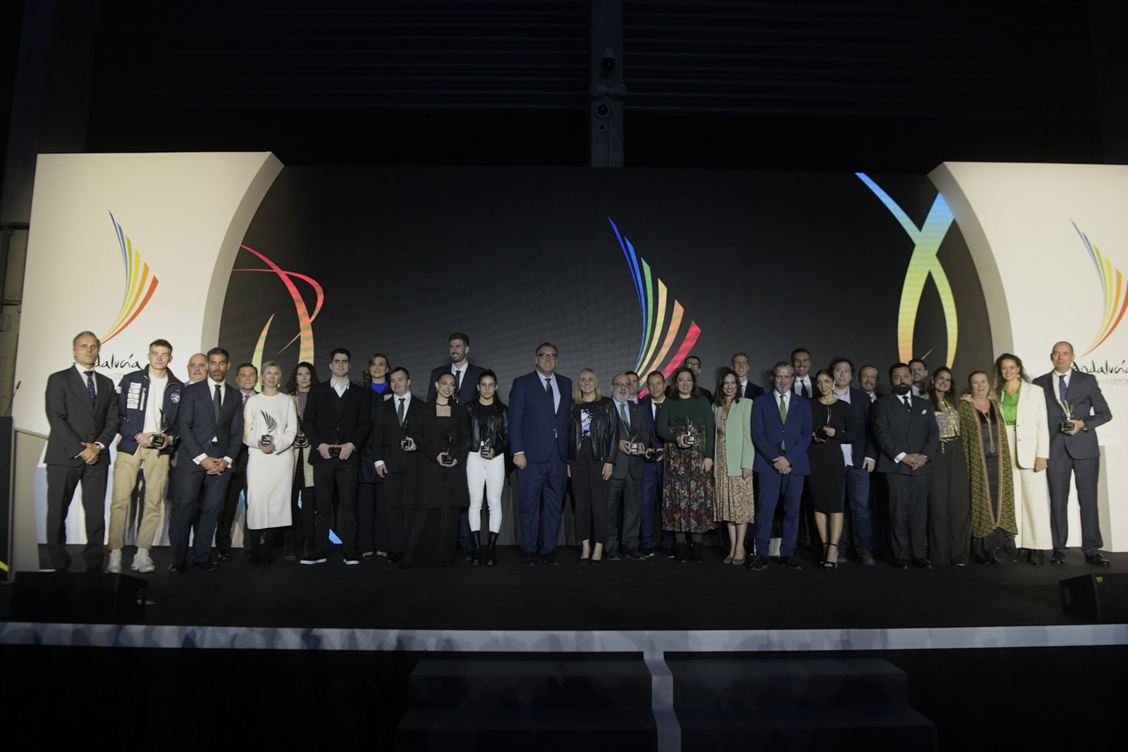 Todos los premiados junto a las autoridades.