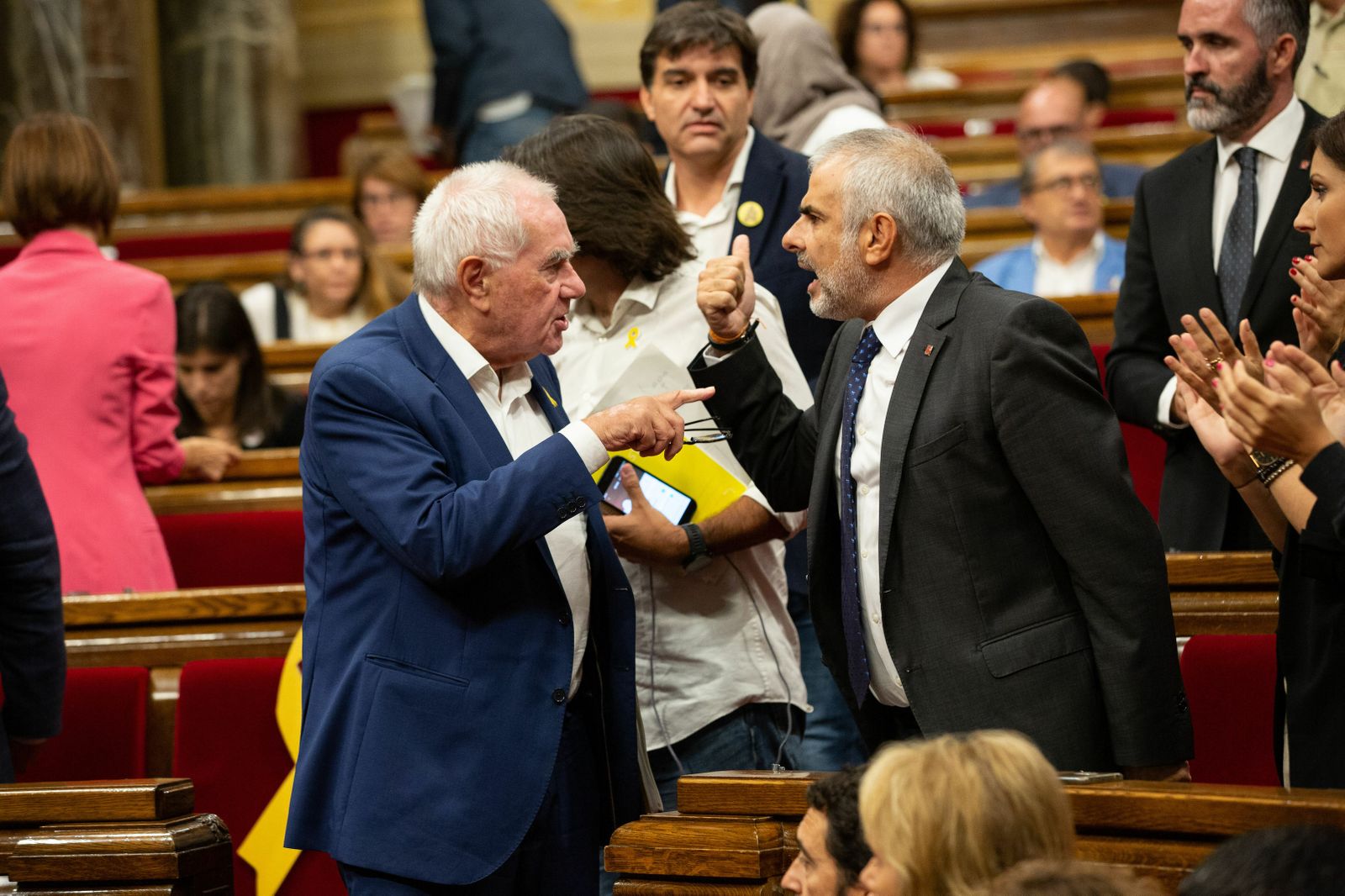 El diputado de ERC Ernest Maragall y el portavoz de Cs en el ‘Parlament’, Carlos Carrizosa (d), discutiendo este jueves en la Cámara.