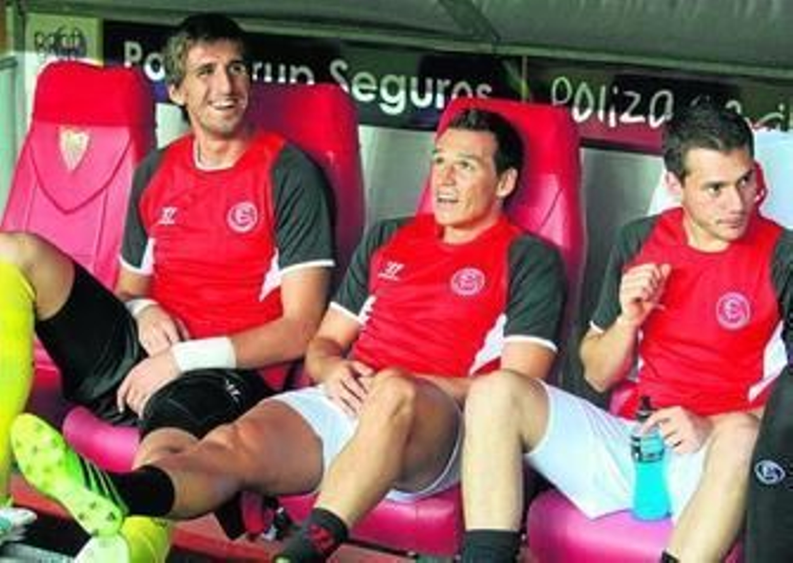 Trochowski, en el banquillo del Sevilla, entre Julián y Cristóforo.