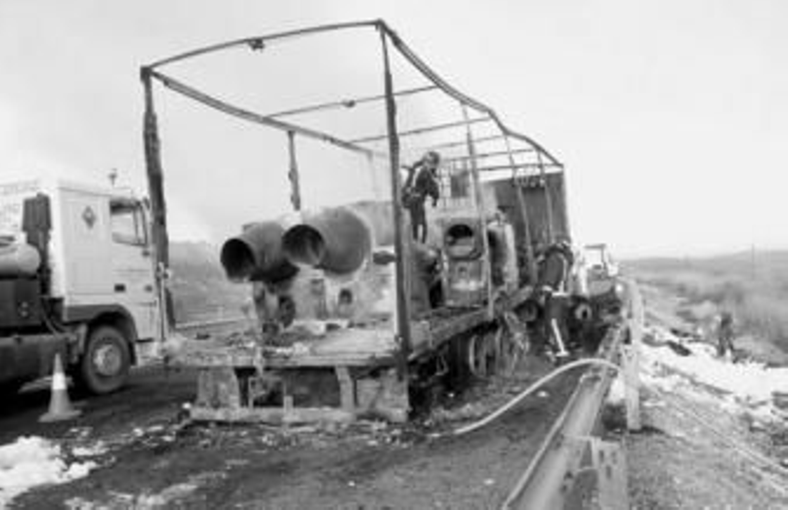 El vehículo accidentado, después de que las llamas fueran apagadas por los bomberos.