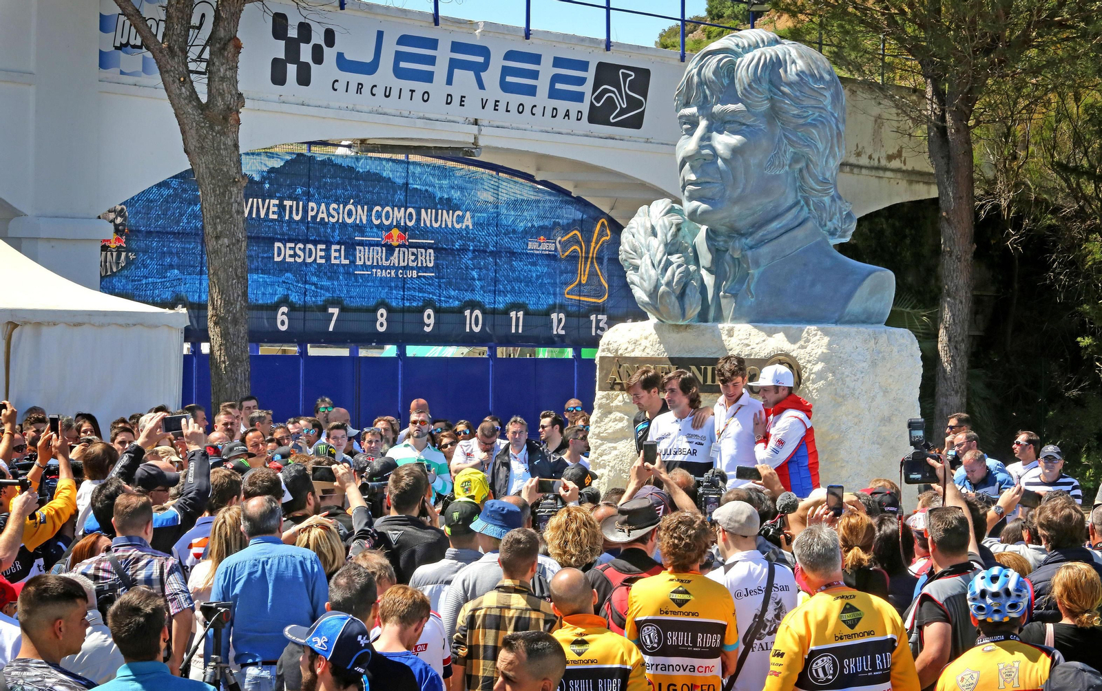 El busto de Ángel Nieto ya luce en el circuito.
