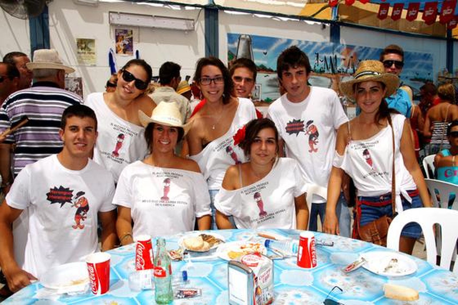 Grupo de amigos 'La Gamba' lucen la misma camiseta en las fiestas. 

Foto: Punto Press
