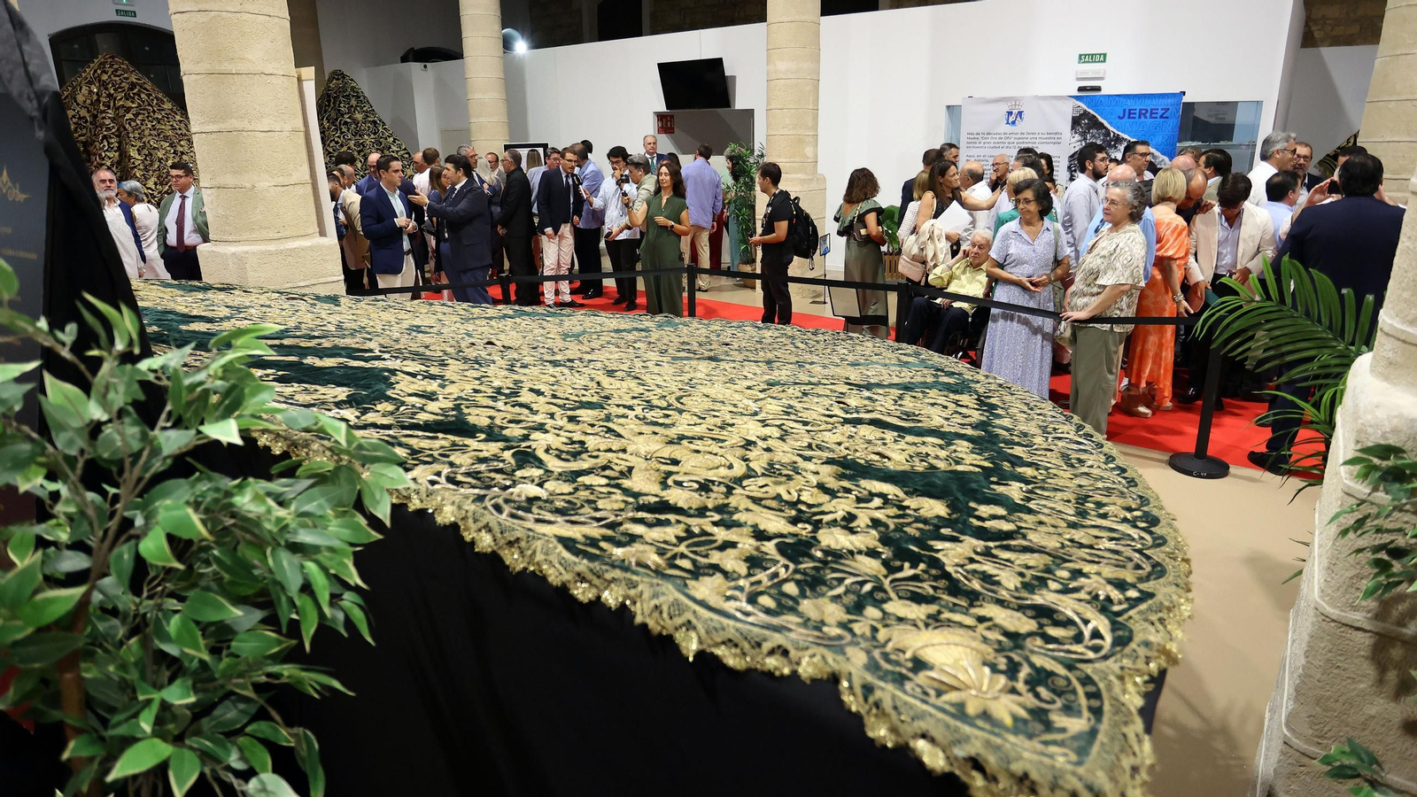 Inauguración de la exposición de mantos de vírgenes dentro de los actos de la Magna Mariana