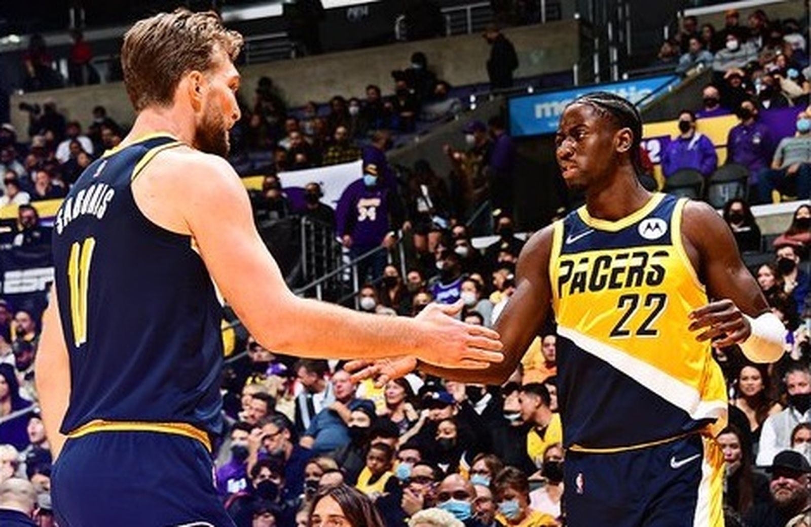 Domas Sabonis saluda a Caris LeVert.