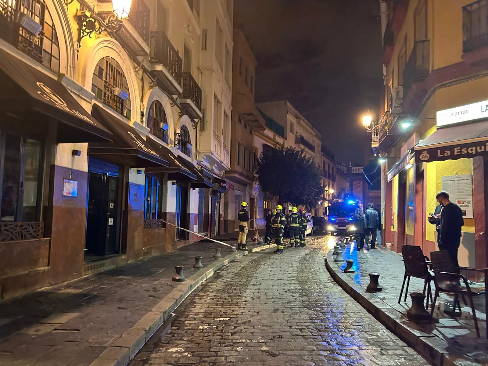 Los bomberos intervienen en la zona de la explosión de la arqueta.