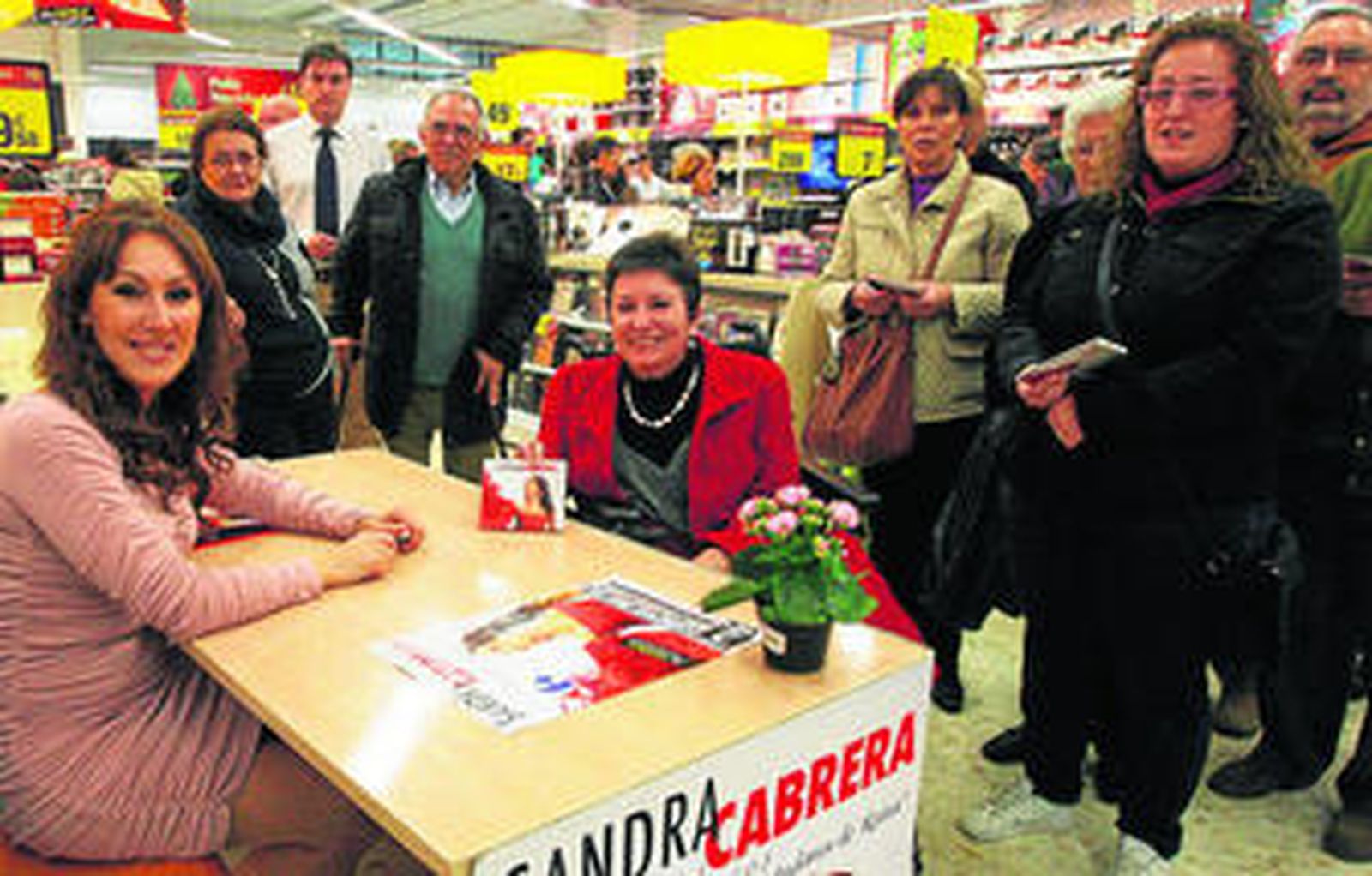 Imagen de la cantante de copla Sandra Cabrera durante su firma de discos, ayer.