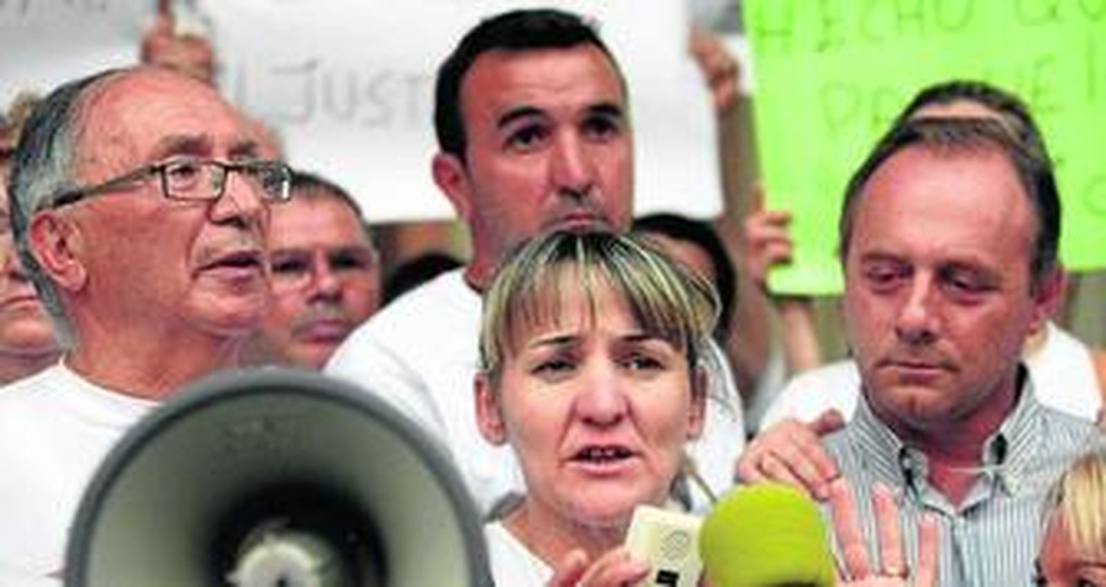 Milagros Vargas, entre el abuelo y el padre de Marta del Castillo, ayer en la Plaza Nueva.