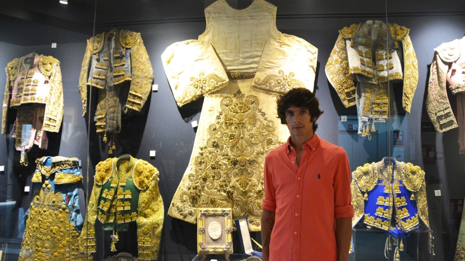 Castella delante de la vitrina donde se exponen las donaciones de toreros.