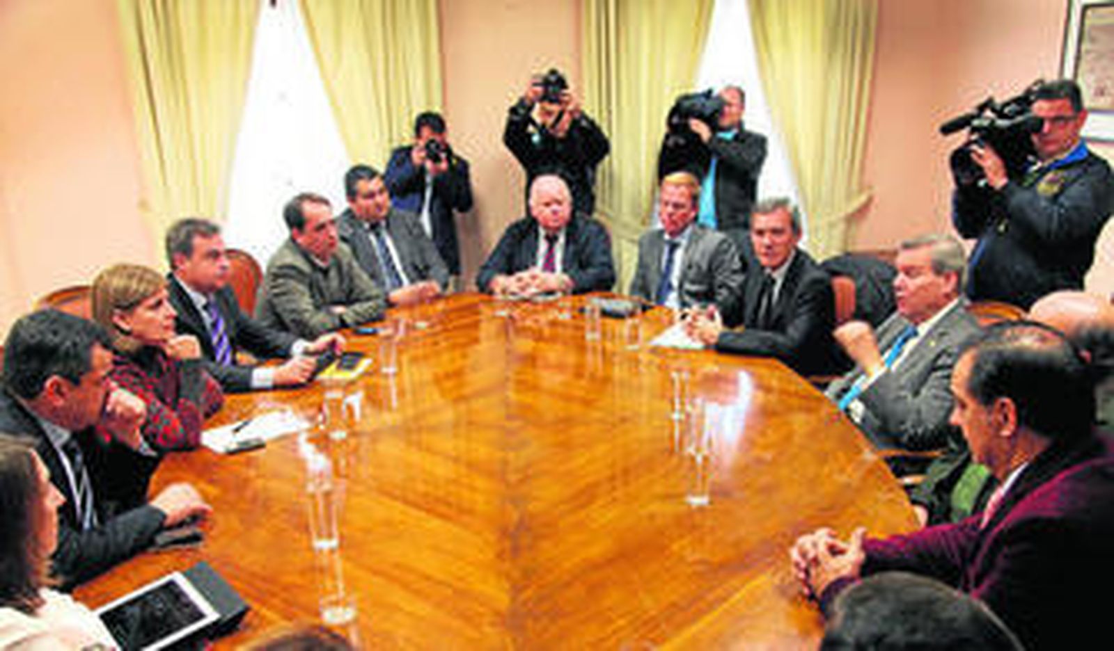 Un momento de la reunión mantenida ayer entre Diputación, Ayuntamiento y hosteleros en la Alcaldía de Jerez.