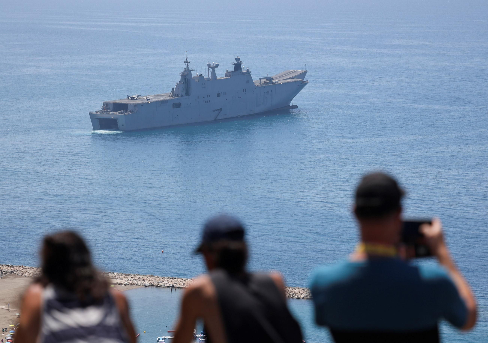 Los buques de la Armada 'Juan Carlos I' y 'Galicia' ya están en Málaga para el desembarco, en fotos