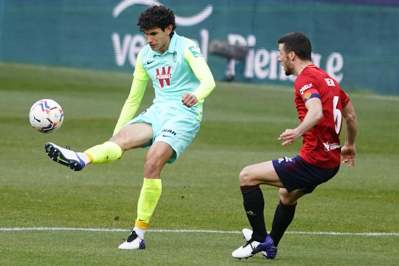 Vallejo golpea el balón ante Oier