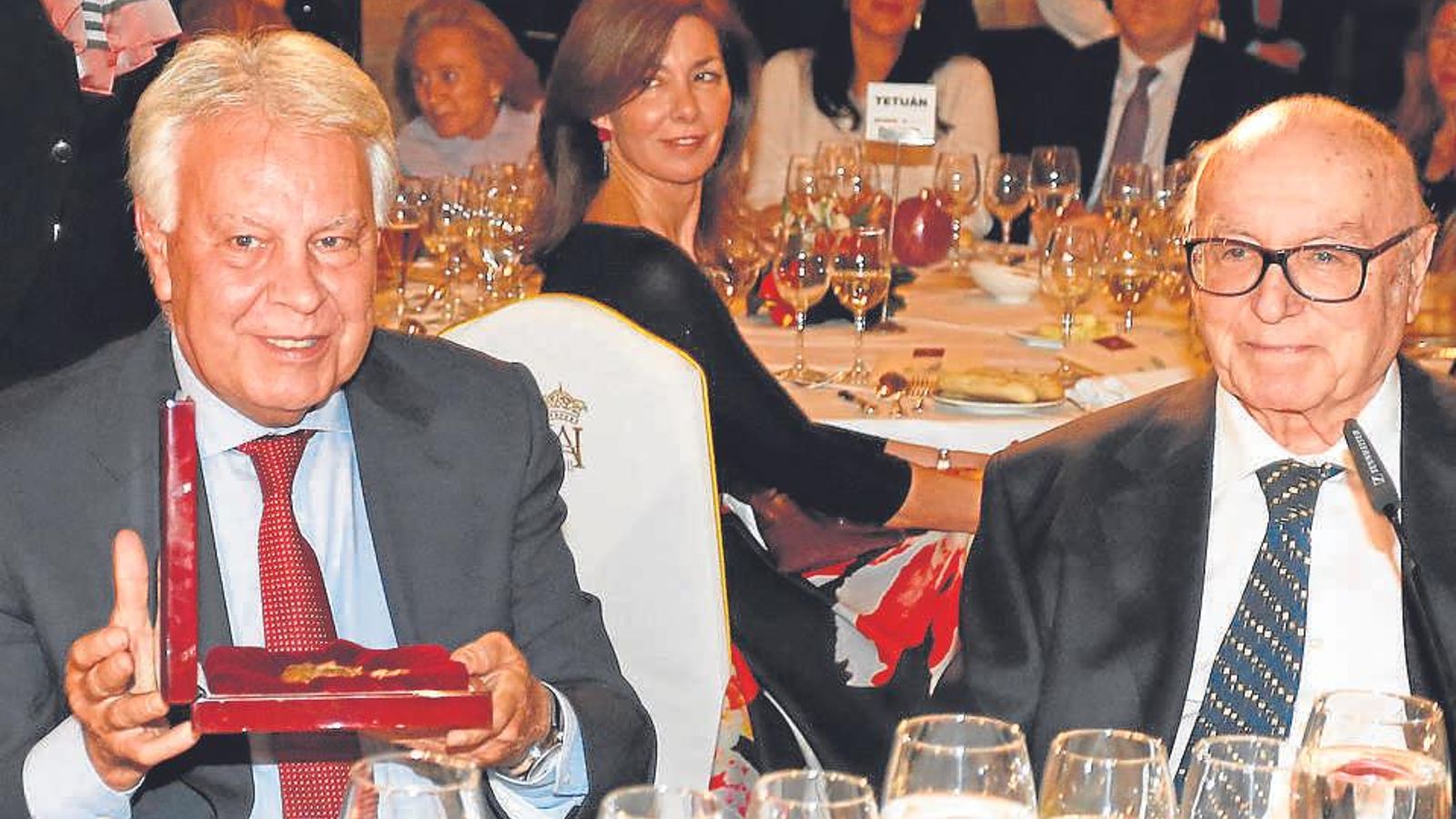 La entrega del galardón al ex presidente Felipe González.