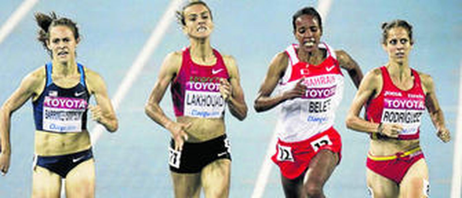 La mediofondista Natalia Rodríguez (d) cruza la meta en las semifinales sin apenas esfuerzo.