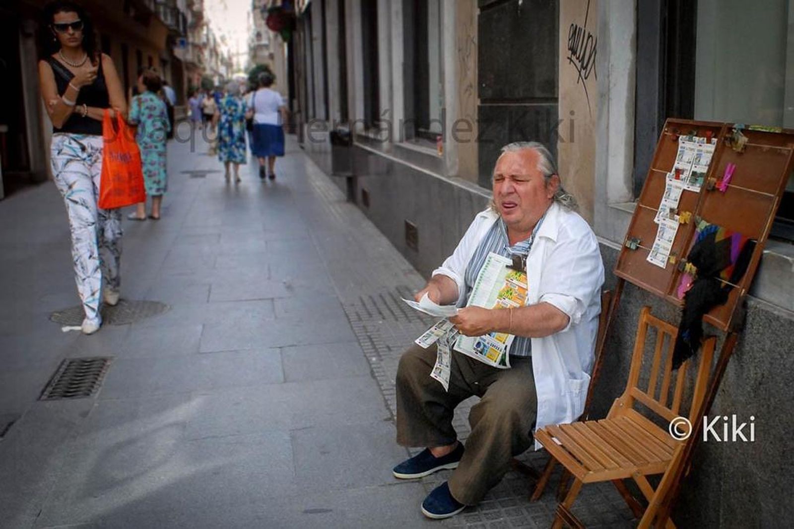 Luiti vendiendo sus cupones en la calle San Francisco.