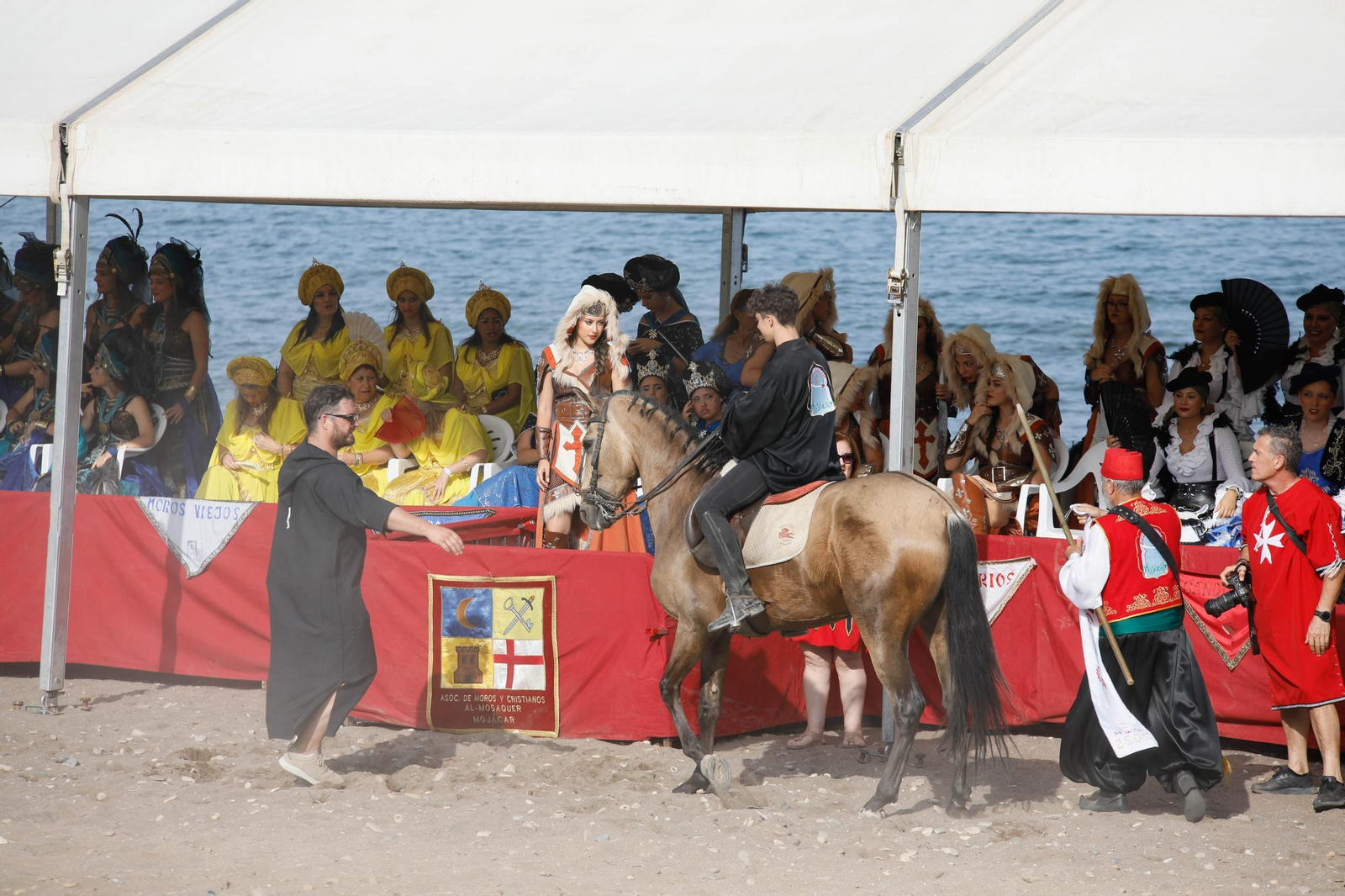 La carrera de cintas y la exhibición de caballos de los Moros y Cristianos de Mojácar, en imágenes