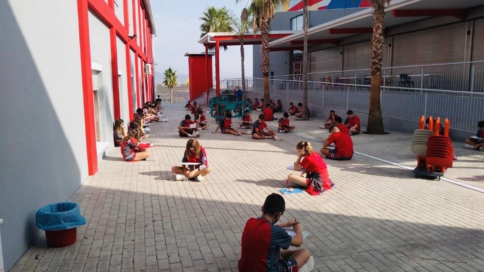 Clases al aire libre en el colegio privado El Pinar de Alhaurín de la Torre.