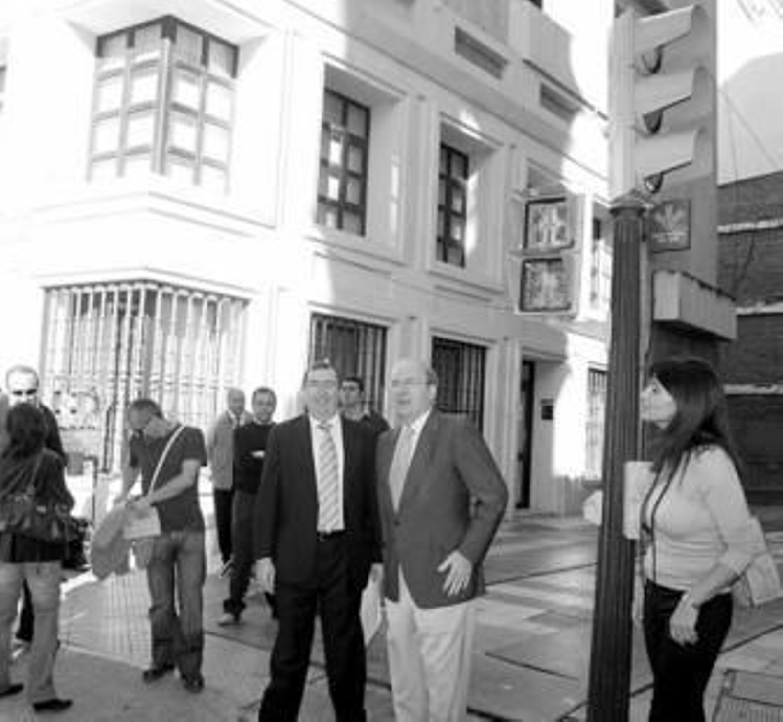 Barragán y el alcalde en la inauguración de uno de los semáforos instalados en la calle Plus Ultra.