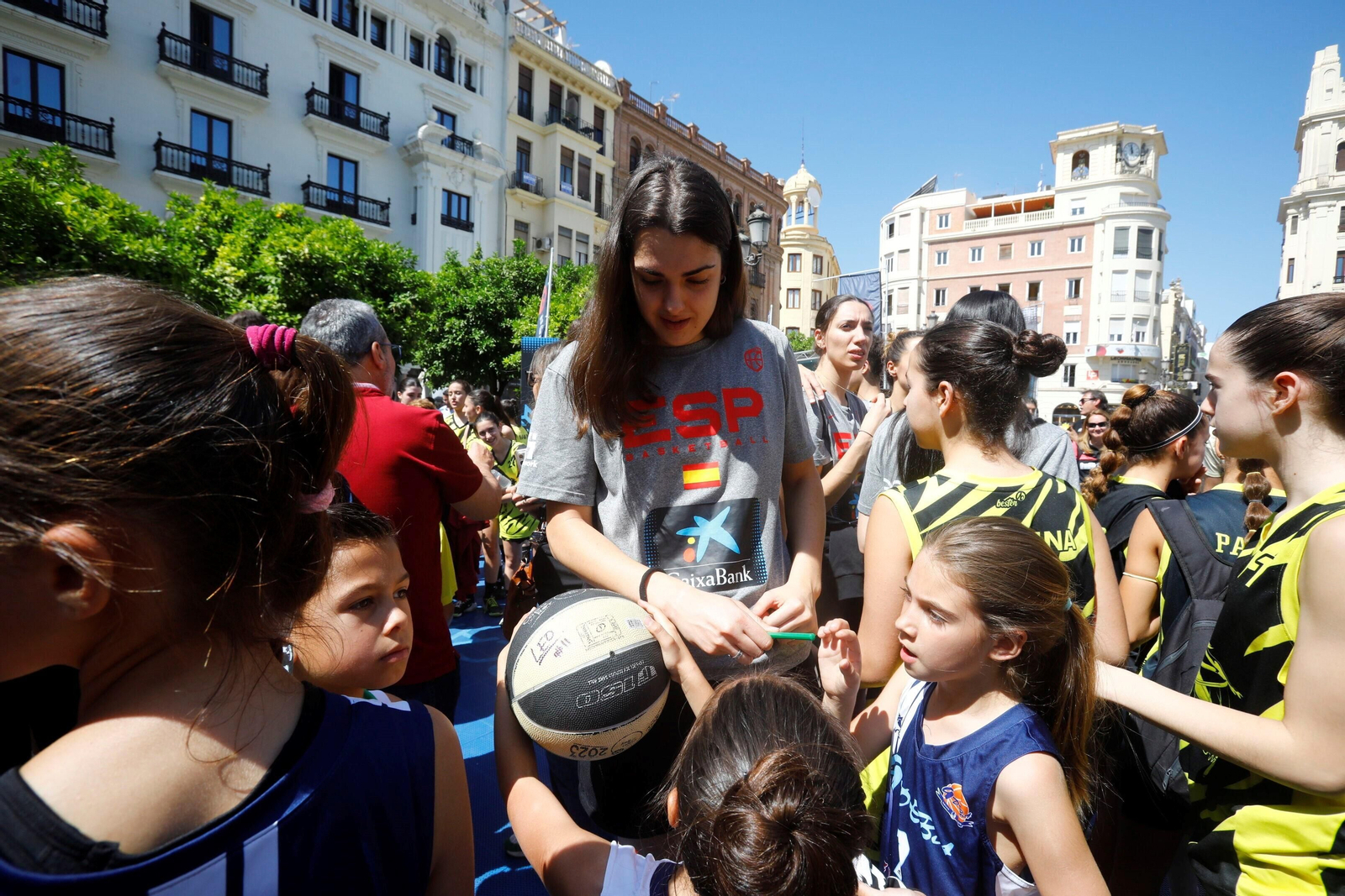 La selección española femenina de baloncesto visita la pista de 3x3 ubicada en Las Tendillas