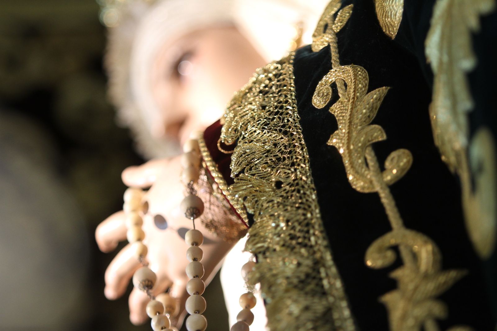 Preparativos de la Virgen del Rocío y la Esperanza de la Hermandad del Calvario