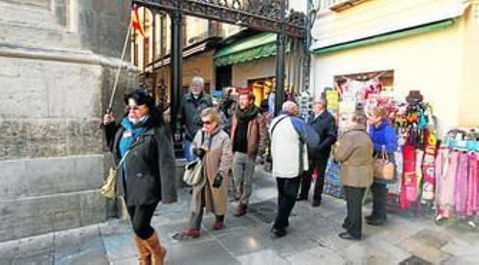 Un grupo de turistas paseando por la ciudad.