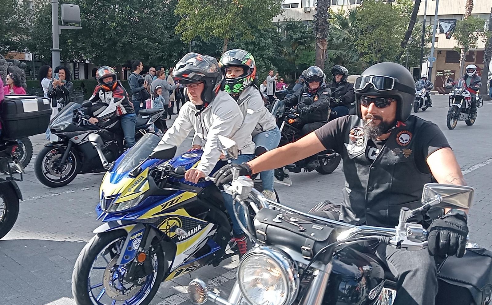 Imágenes de la concentración motera en memoria de Hugo Millán por las calles de Huelva