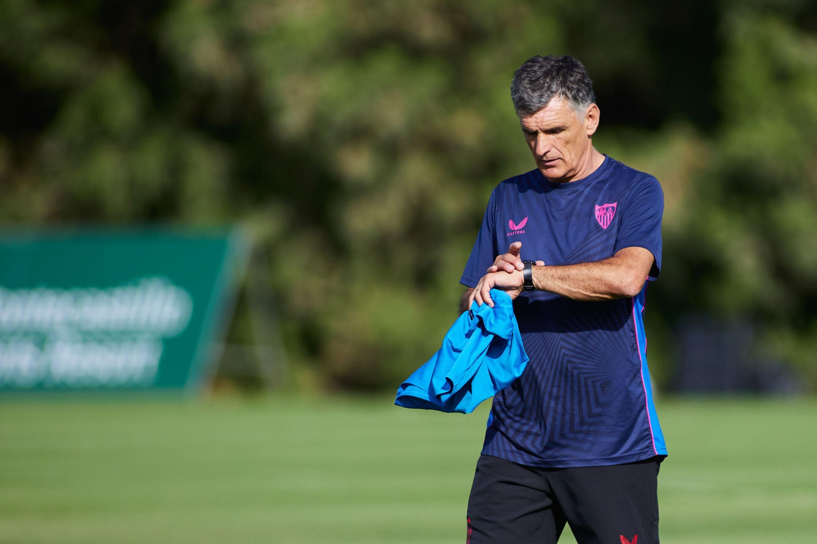 José Luis Mendilibar mira su reloj en un entrenamiento de esta pretemporada.