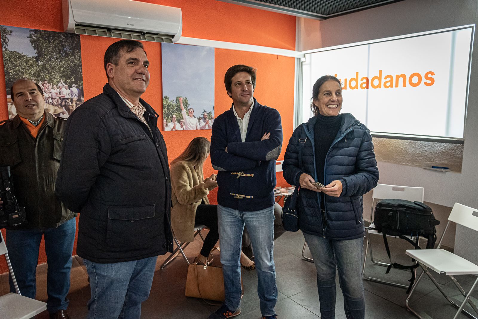 Imágenes de la jornada electoral en la sede de Ciudadanos en Huelva