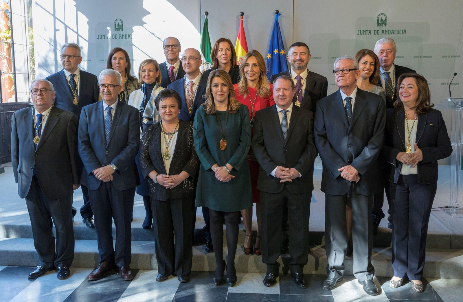 Susana Díaz y Manuel Jiménez Barrios posan con los miembros del Consultivo tras su última renovación en enero de 2018.
