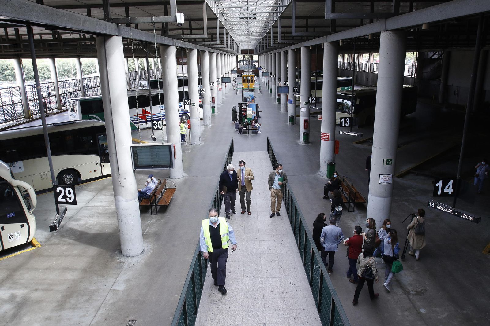 Viajeros en la estación de autobuses Plaza de Armas de Sevilla, esta semana.