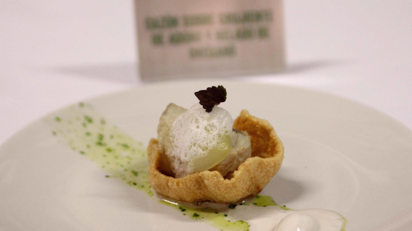 ‘Cazón sobre crujiente de adobo y helado de orégano’.