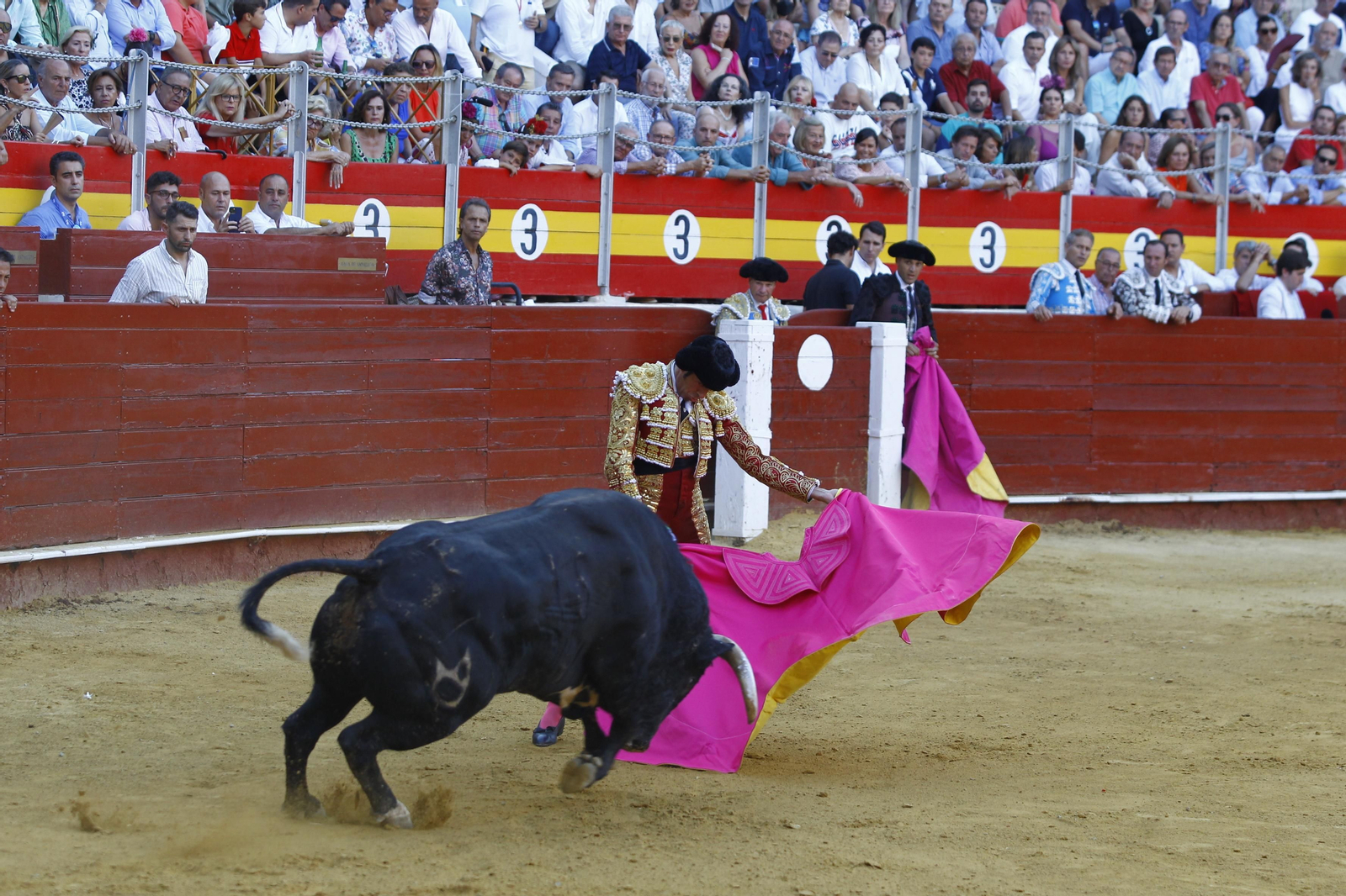 Imágenes de la corrida de toros de la Feria de Almería, con los diestros Emilio de Justo y Andrés Roca Rey