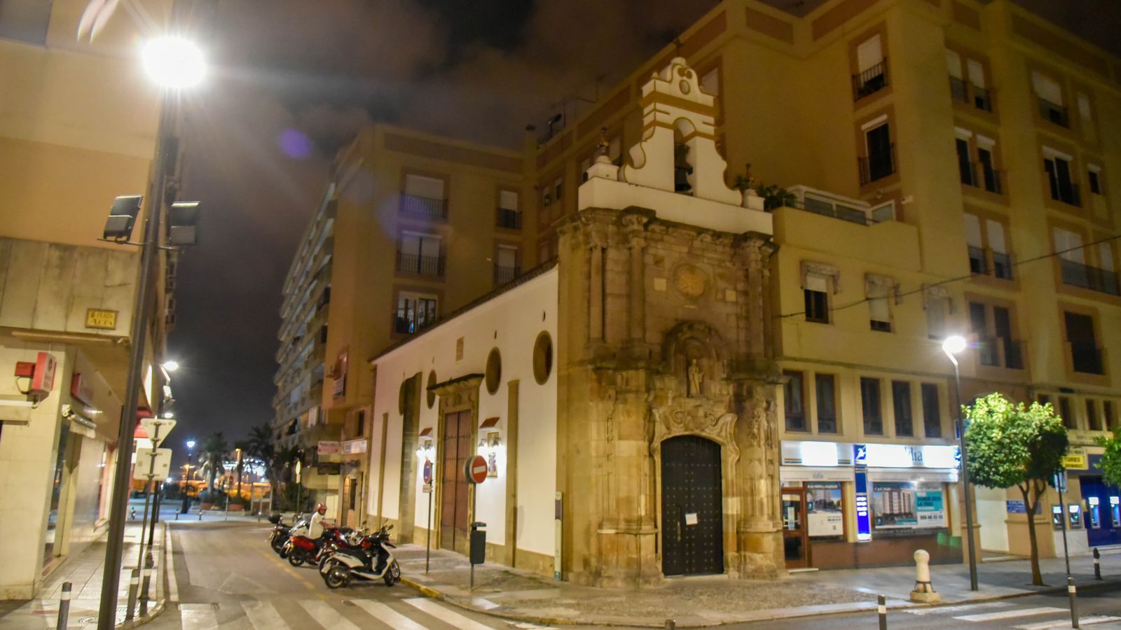 Fotos de edificios públicos y escaparates apagados en Algeciras por el plan de ahorro energético