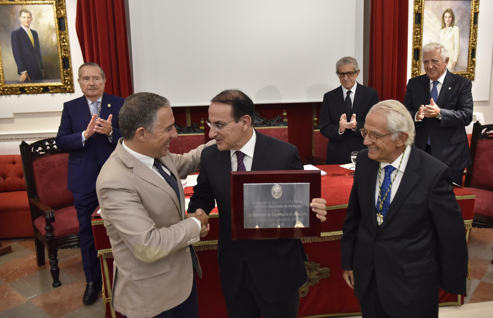 El presidente de la CEA, Javier González de Lara, recibe el premio de manos del consejero de Presidencia de la Junta, Elías Bendodo, y del presidente de la Academia de Ciencias Sociales y del Medio Ambiente de Andalucía, Antonio Pascual.