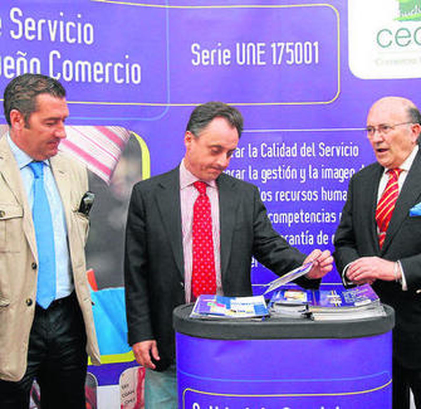 Caldentey, Raya y Santamaría en el stand de Calidad.
