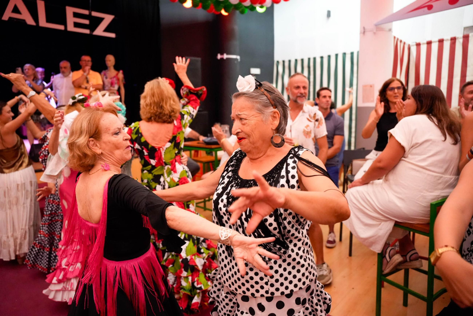 Así bailan en el concurso de sevillanas de La Lola de la fería de Almería