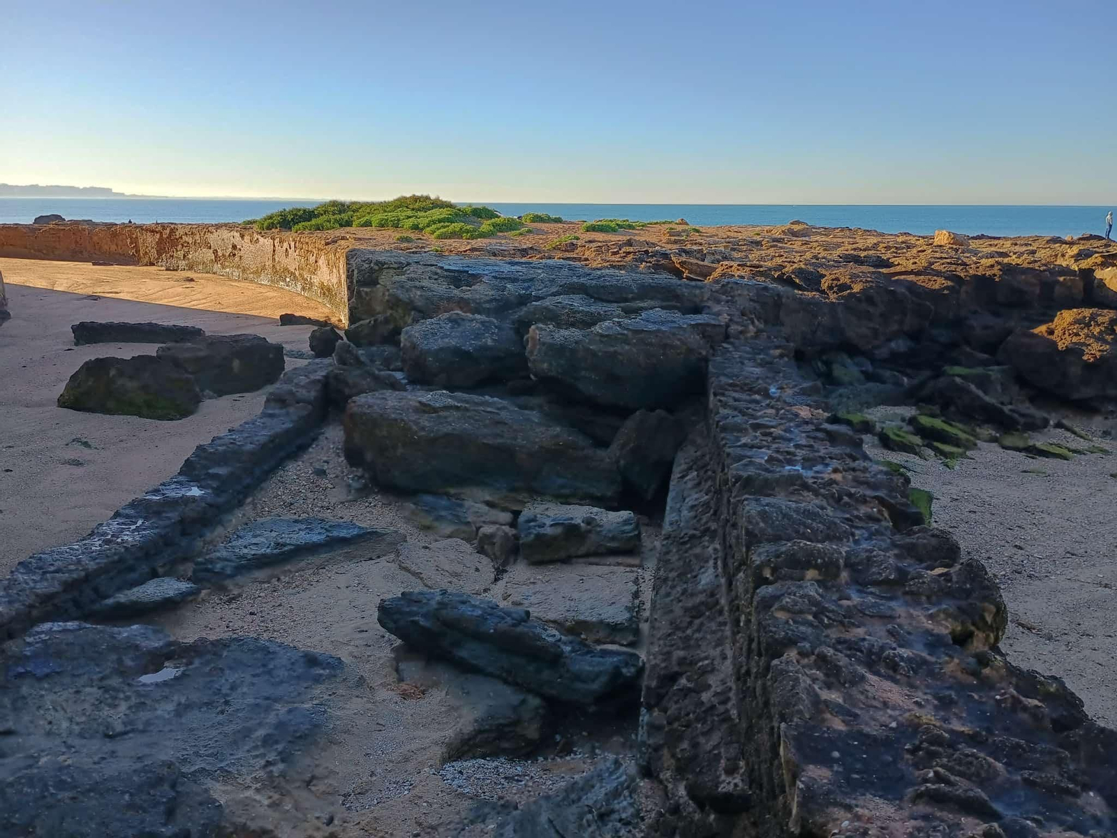 Las impresionantes imágenes de las mareas vivas en la Caleta de Cádiz