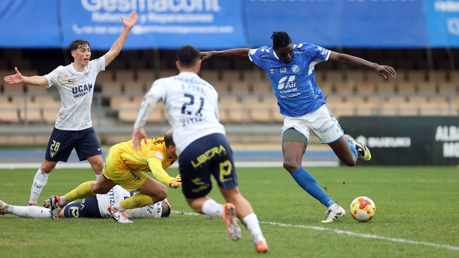 Imágenes del Xerez DFC contra el UCAM Murcia CF en Chapín