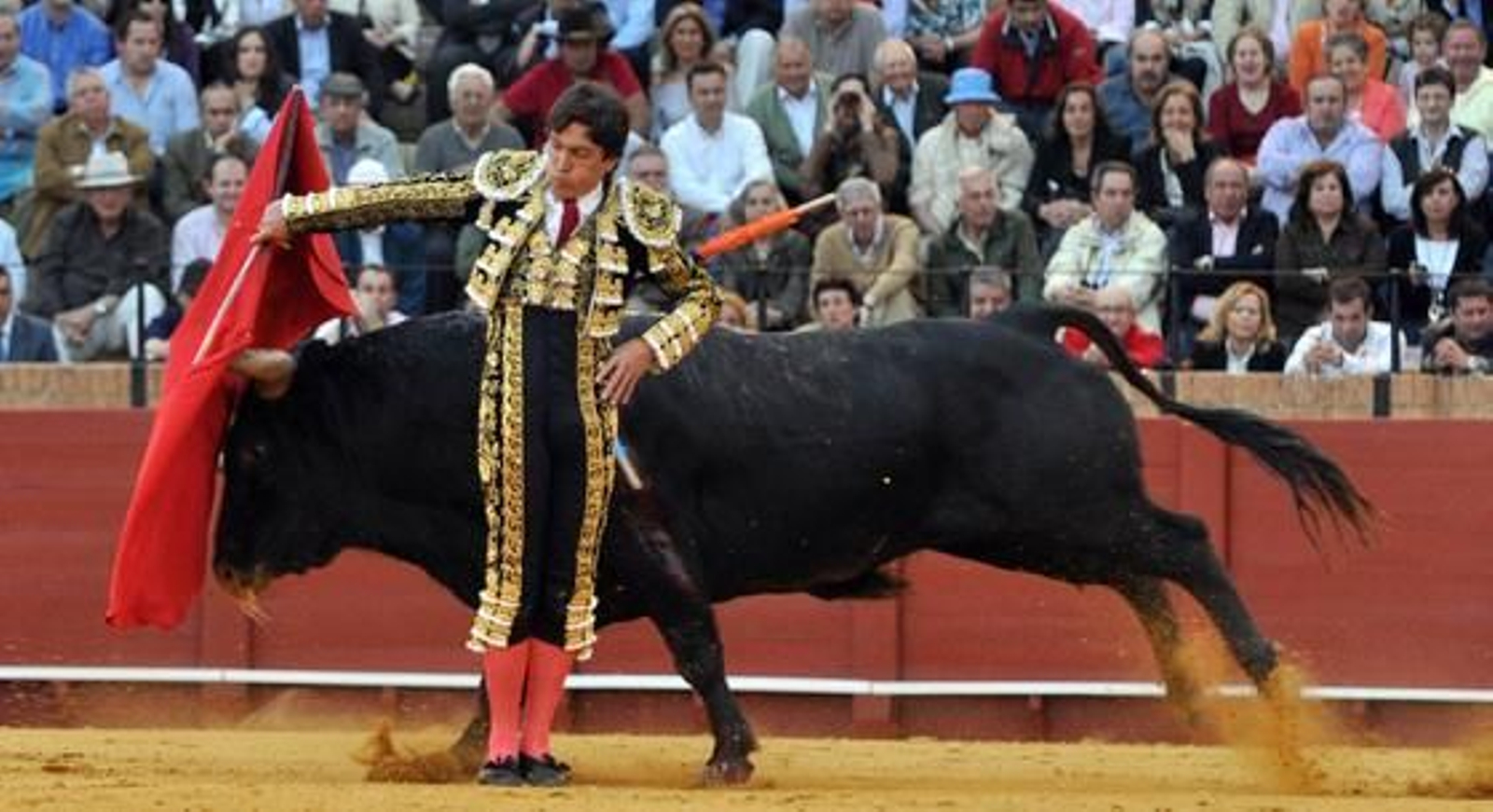 El diestro mairenero en un muletazo a la espalda.

Foto: Manuel Gómez
