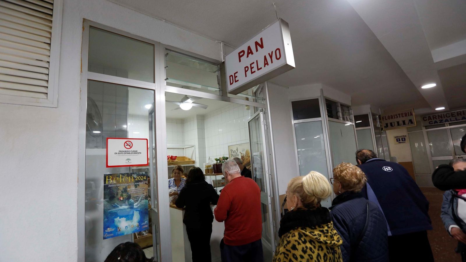 Clientas y clientas hacen fila para su compra