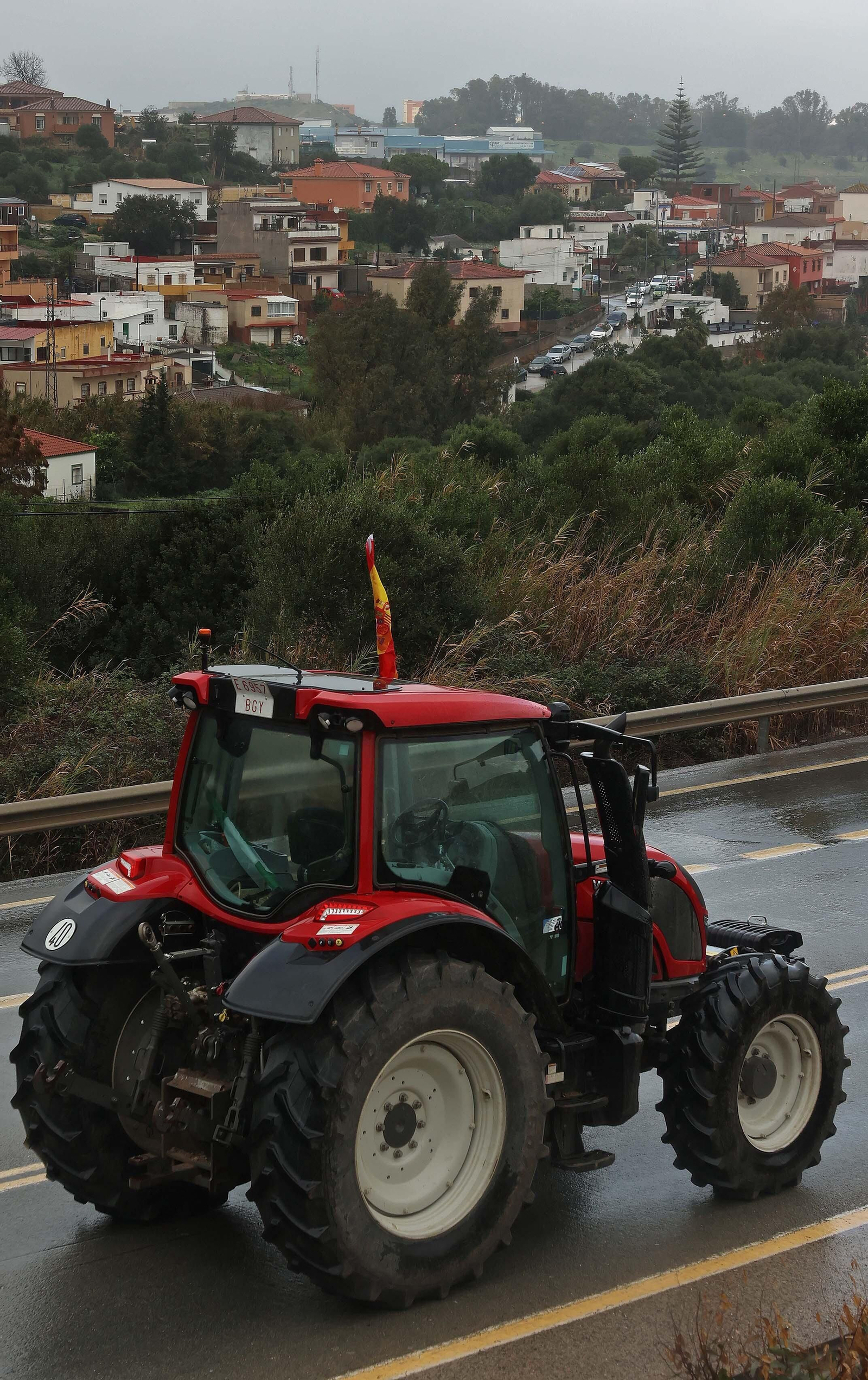 El corte del acceso sur de Algeciras por los tractoristas de Cádiz, en imágenes