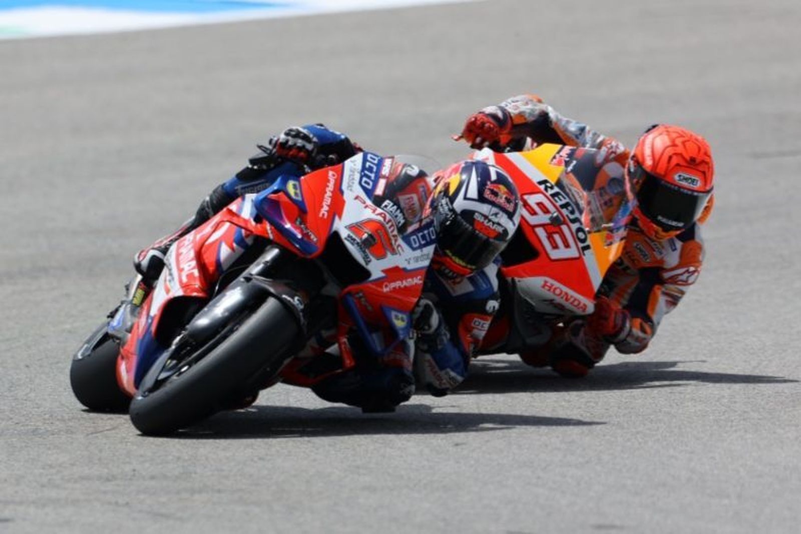 Márquez rueda detrás de Zarco.