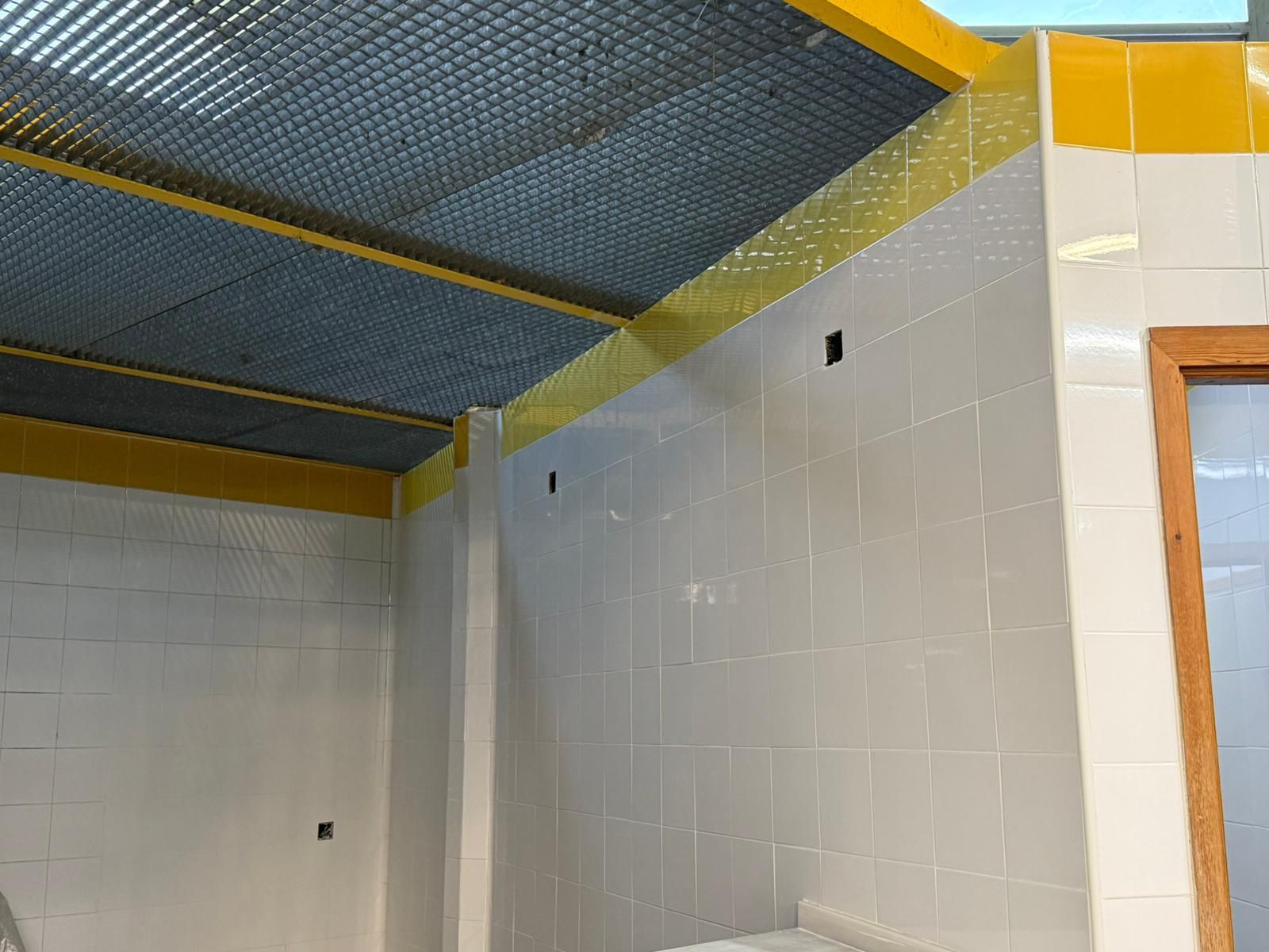 Una de las zonas mejoradas en el mercado de abastos de Los Barrios.