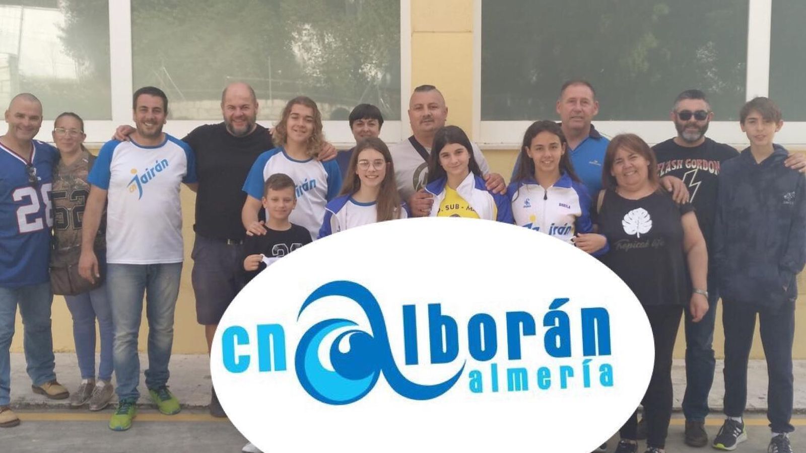 Un grupo de padres y nadadores.