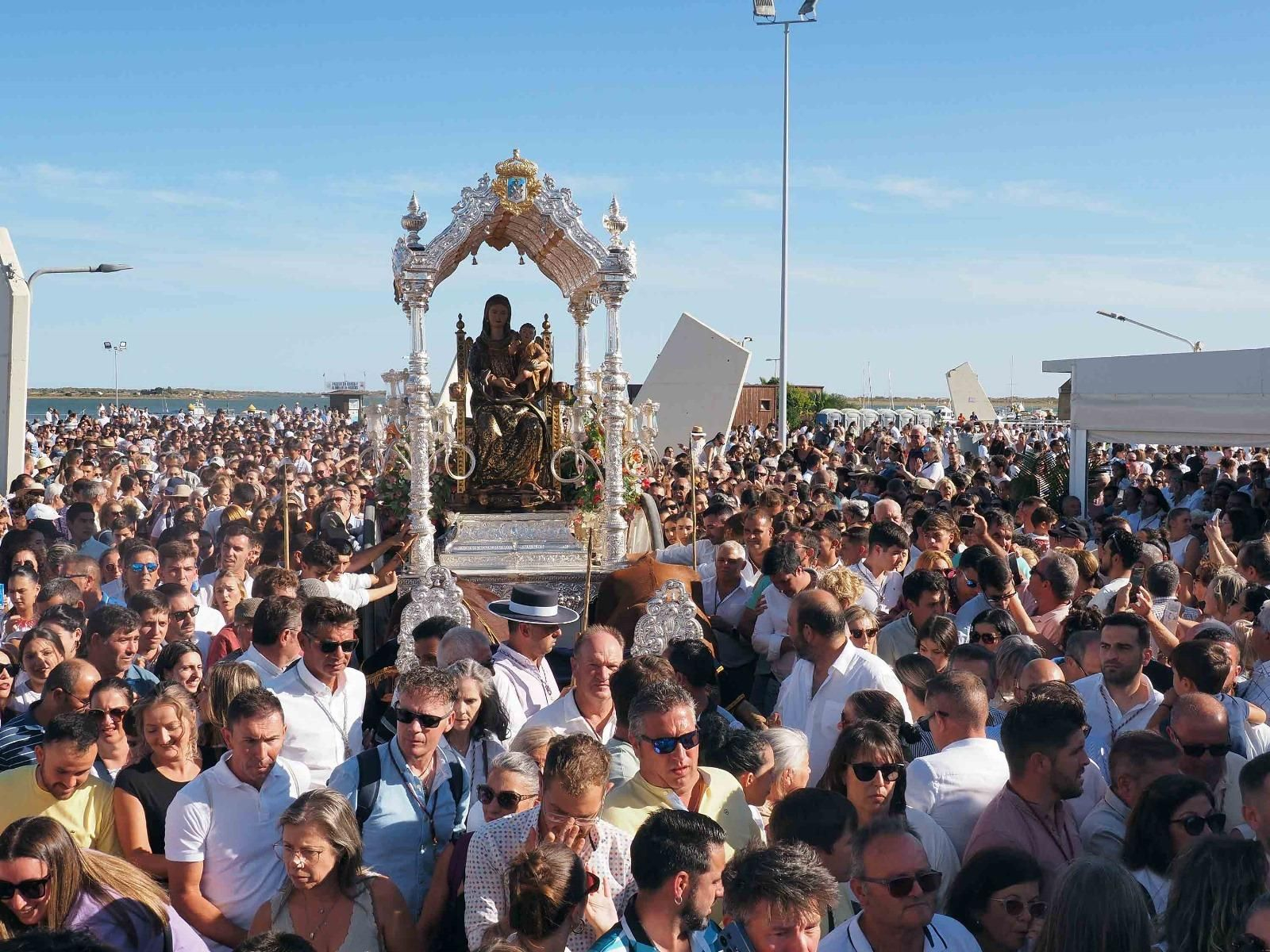 Imágenes del desembarco de la Virgen de la Bella en el Terrón de Lepe