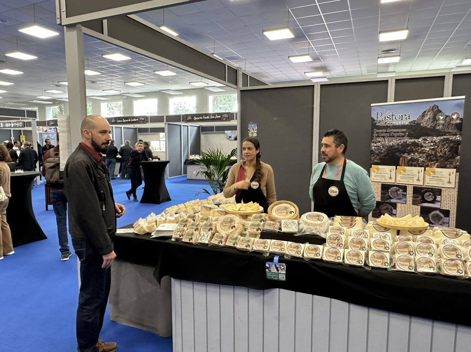Un recorrido en imágenes por la Feria del Queso de Los Pedroches en Hinojosa del Duque