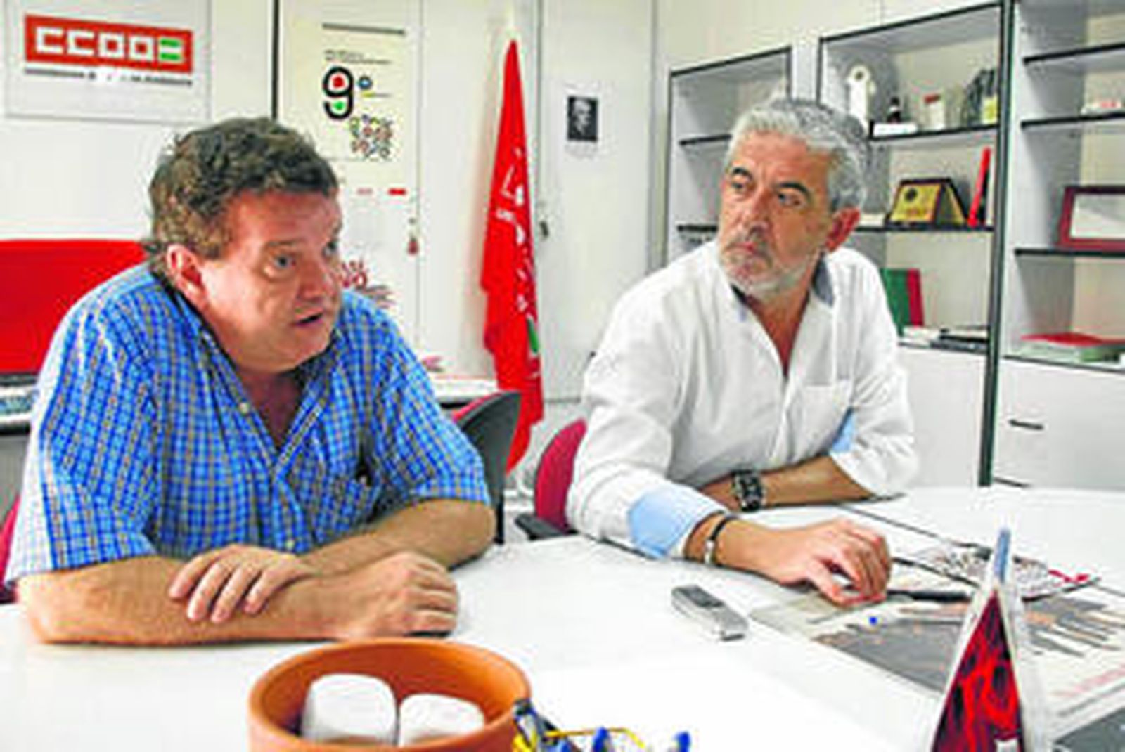 Los carteles llamando a la movilización están sobre la mesa de las organizaciones de defensa de los derechos laborales.