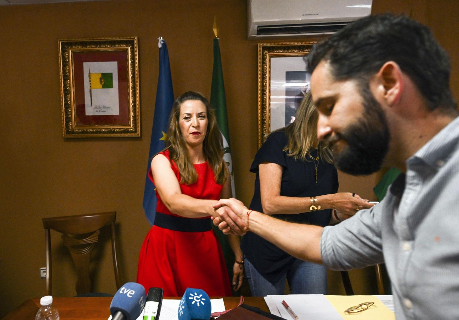 Elisabeth Barnés saluda al exalcalde de Láchar tras ganar la moción de censura.