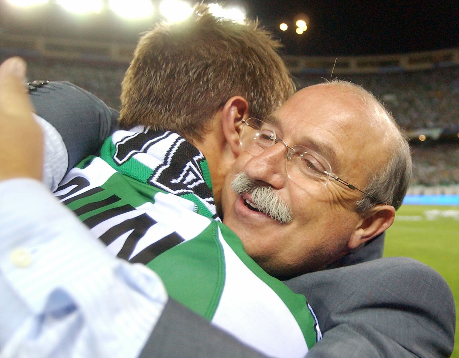 Lorenzo Serra Ferrer se abraza con Joaquín tras ganar la Copa del Rey.